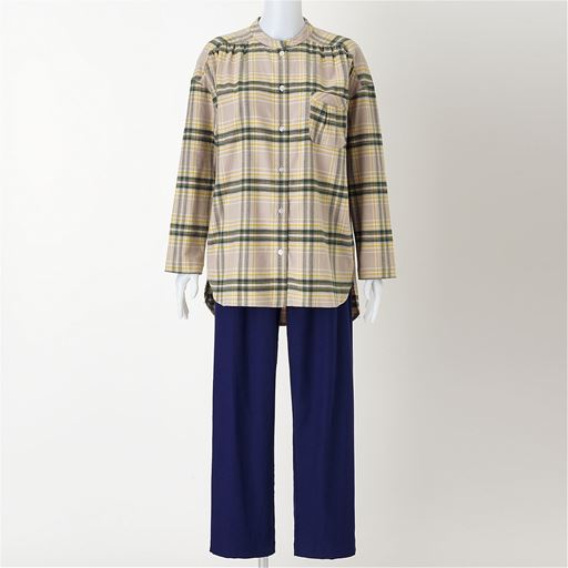 ベージュ系(トップス:ベージュ×グリーンチェック、パンツ:ネイビー)