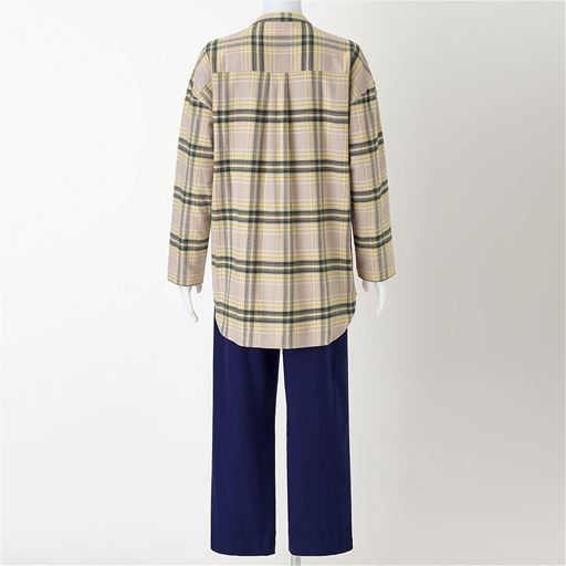 ベージュ系(トップス:ベージュ×グリーンチェック、パンツ:ネイビー)