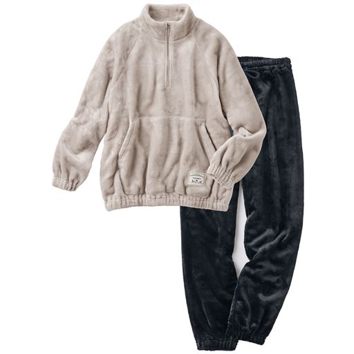 ベージュ(パンツ:ブラック) (1)アクセントになるワッペン付き。(2)家事もしやすく冷気を通しにくい袖口・足口ゴム。