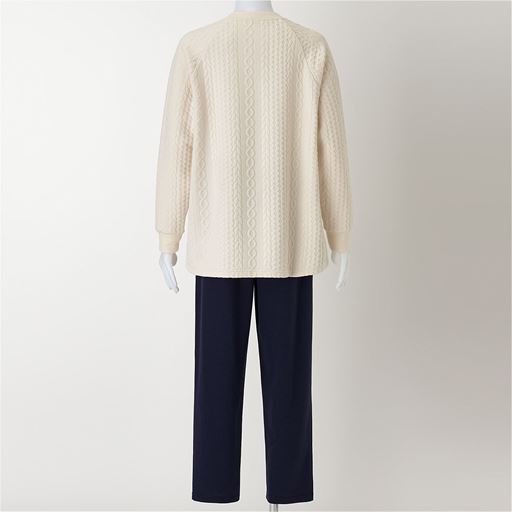 アイボリー(パンツ:ネイビー) バックスタイル