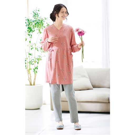 コーラルサンド(パンツ:グレー) (1)袖口ゴム入りで家事にも便利。