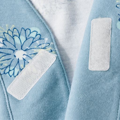 面ファスナーで前がはだけにくく安心。