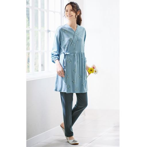 グレイッシュブルー(パンツ:ネイビー)