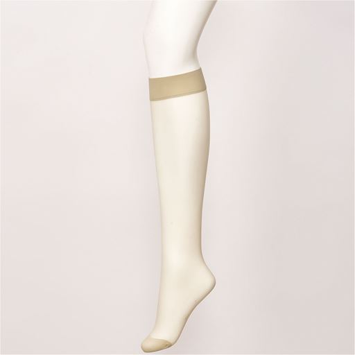 シルクグレー(5足組)※白色のトルソーで撮影しているため、肌の色によって色の出方は異なります