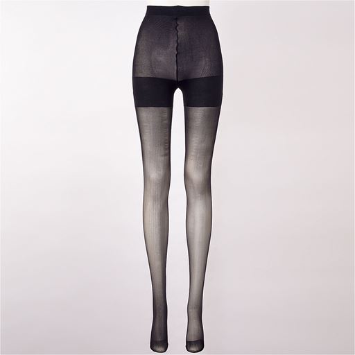 ブラック ※白色のトルソーで撮影しているため、肌の色によって色の出方は異なります。