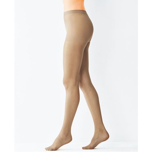 高いフィット感とマットな質感でくすみをカバーするストッキング。