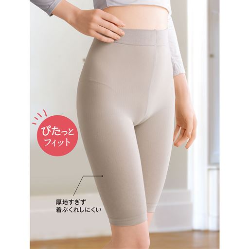 強力な引き締め感で、しっかり防寒する5～4分丈レギンス。厚地すぎず、表面はすべりのよいナイロン素材なので、アウターとの相性も◎!