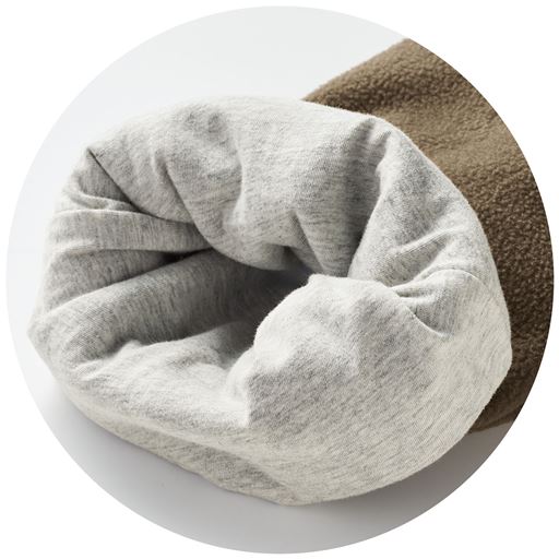 フリースが直に触れない肌側綿100% 表はフリース、肌に触れる部分は綿100%だから、吸水性がよく蒸れにくく、やさしい着心地とあたたかさを両立。 肌側