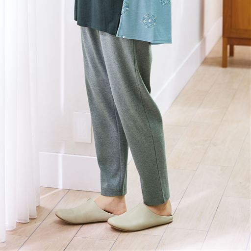 チャコールグレー パンツ