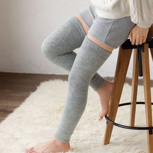 太ももから足首まで覆う丈感です。グレー着用例