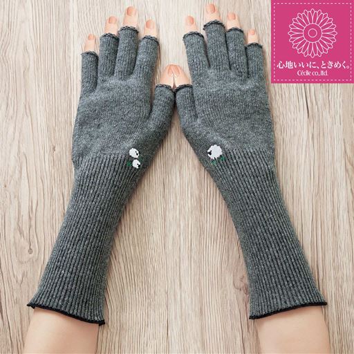 ウール混で、ふんわり軽くやわらか仕上げの日本製手袋ウォーマー。チャコールグレーA着用例