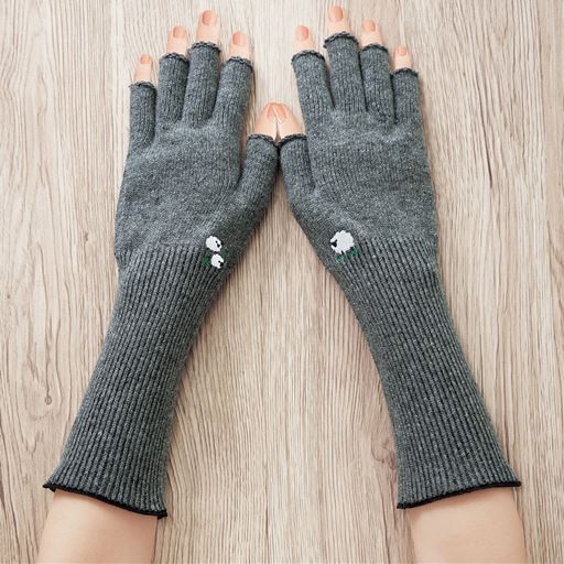 ウール混で、ふんわり軽くやわらか仕上げの日本製手袋ウォーマー。チャコールグレーA着用例