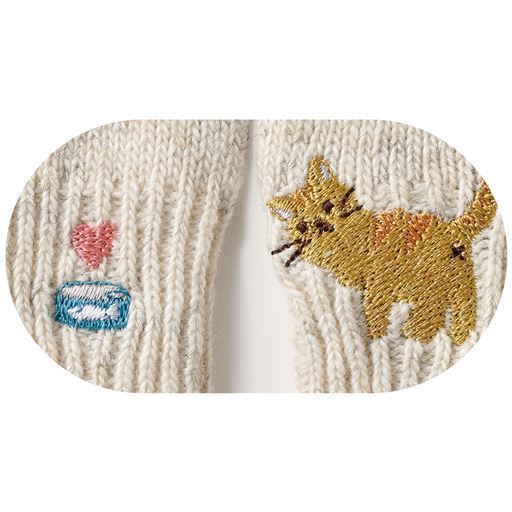 両手を合わせると一つの絵になる刺しゅう柄(ナチュラル)