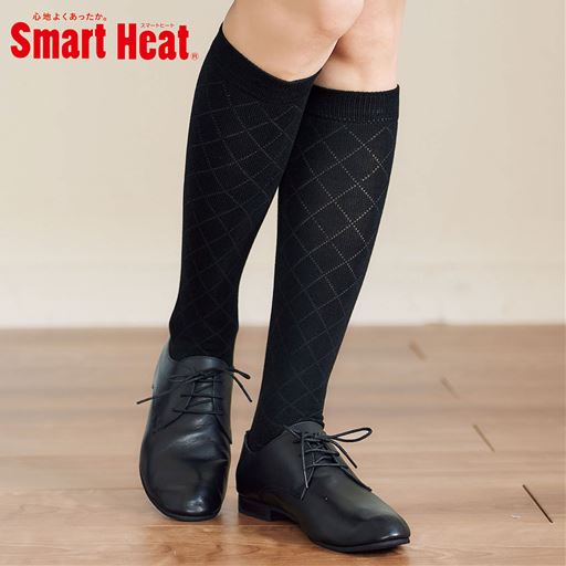 ぶ厚くないから、いつもの靴で防寒。あったかスマートヒート®のハイソックス 2足組 ブラックB(ダイヤ小) 着用例