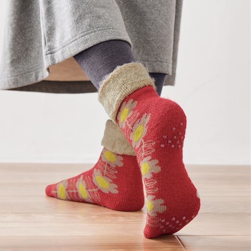 つま先・かかとにすべり止め付きで安心。