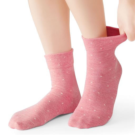 ほどよいフィット感がうれしい、無地と柄のクルー丈ソックス。色柄違い5足組 A(パステル系) 着用例