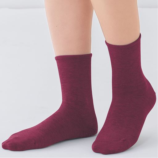 クセになる軽いフィット感のやや薄手クルー丈ソックス。 ボルドー着用例