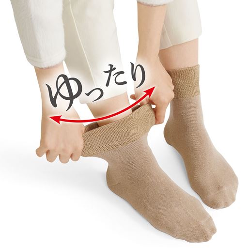 履き口は締め付けにくい仕様です。B(ベージュ) 着用例