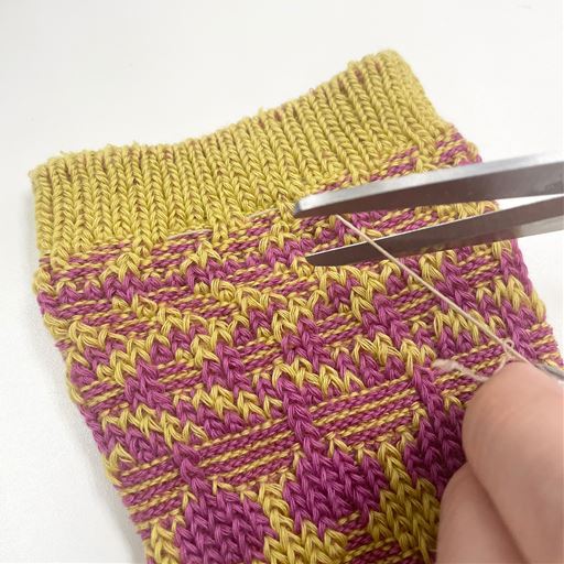 ゴムの端が飛び出た場合は根本付近でカットしてください。