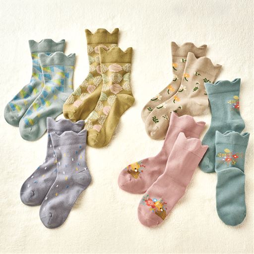 締め付けを軽減する、履き口スカラップデザイン。(左から)B(グレー系・カーキ系・パープル系)、A(ベージュ系・ブルー系・ピンク系)