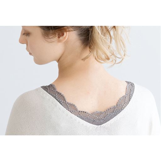 衿元からレースを見せる抜け感コーデにも◎