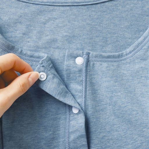 スナップボタンで前開き仕様。