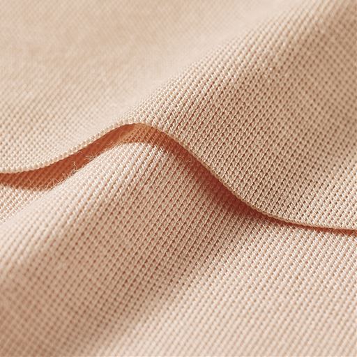 体から放出される水分を吸着して発熱&心地よい保温性を発揮。薄くてフィットするからアウターにひびきにくく快適。(写真のカラーの展開はありません)