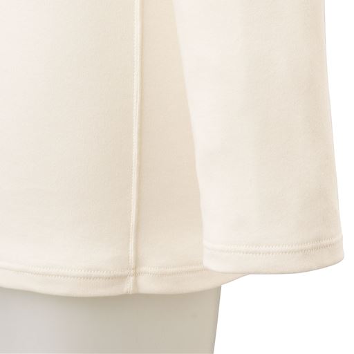 (肌側 サイド・袖口・裾)<br>縫い代が気になる方にもおすすめ 縫い代はすべて表に出すことで、肌に当たる部分をとことんなめらかに仕上げました。