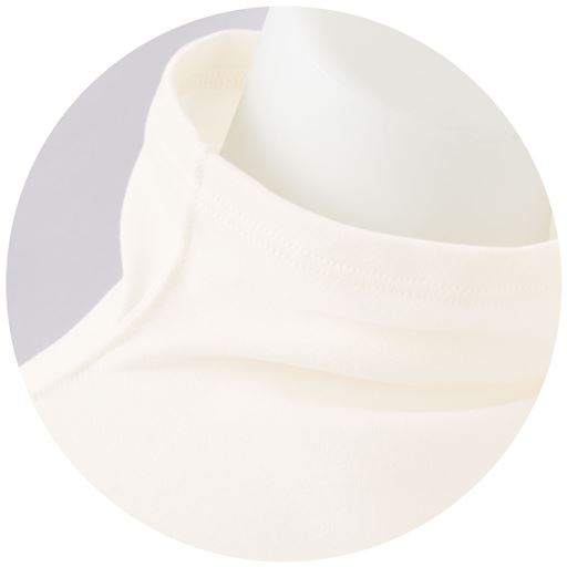 ネック部分の首に当たる部分は切りかえ無し。裏側の縫い目部分はフラットに仕上げてあり、着心地もすっきり。