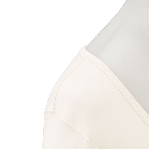 (肌側 衿口・袖周り・肩)<br>縫い代が気になる方にもおすすめ 縫い代はすべて表に出すことで、肌に当たる部分をとことんなめらかに仕上げました。(写真は、同シリーズのUE-1697です)