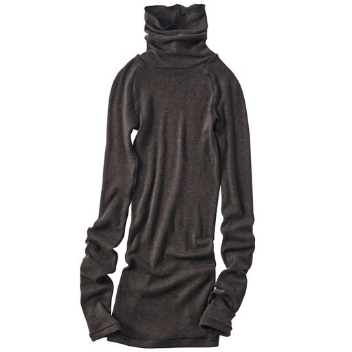 チャコールグレー <br>肩にやさしい 重ね着しても肩や腕が動かしやすいラグランスリーブ。