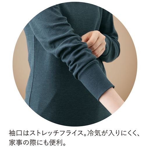 袖口はストレッチフライス素材に切り替えているから冷気が入りにくく、たくし上げたままキープできて家事の際にも便利です。