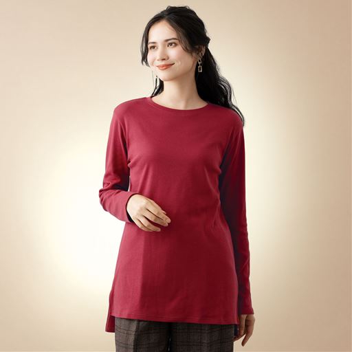 遠赤効果でやさしくあたため。着ぶくれせずにあったかが続く、クルーネックTシャツ。 ウォームレッド着用例