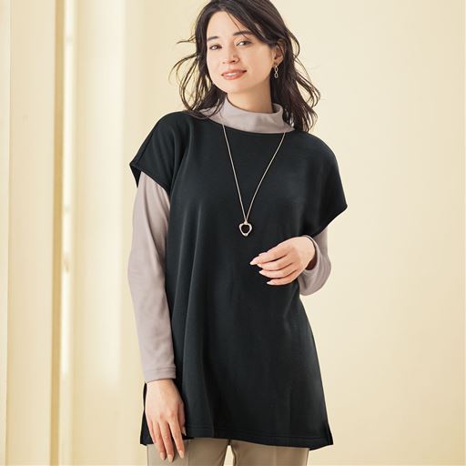 毛布を着ているようなあたたかさが心地いい、「裏ボア」のチュニックベスト。<br>ブラック 着用例 ※インにはUP-978「マシュマロみたいなフリースハイネックTシャツ」グレージュを着用しています(別売)。