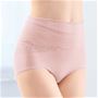 ピンク (1)体の土台骨盤まわりを支え安定感アップ 中圧で骨盤まわりの上下をサポートし、歩行姿勢を整えます。(2)ウエストはゴム不使用の折り返し仕様。(3)足口はレース使いで響きにくい。(4)張り出しやすい大転子まわりを支え脚さばきよく 強圧で大転子を内側へ押さえて、歩行のぐらつきを軽減します。(5)脇に縫い目がなく、ゴロつきにくい。
