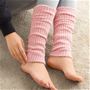 伸縮性のよいリブ編み仕立てで、ピタッとフィット。足首やふくらはぎの冷え対策に。 ピンク着用例