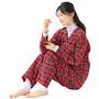 ソフトラベンダー 着用例 <br>首、手首、足首を長めの丈ですっぽり覆うこだわりデザイン(パジャマは品番NW-955です)