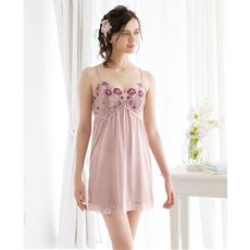 華やぎをまとう刺しゅうレーススリップ