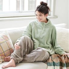 ぬくもり感じるジップアップルームウェア