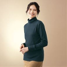 かさばらないのにあたたかいタートルネック長袖Tシャツ