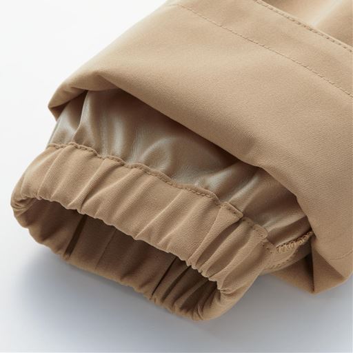 風が入りにくい袖口内側ゴム仕様に