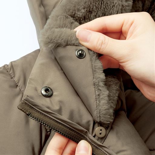 寒い日に使いやすい快適仕様 スナップボタンとボタンで取り外せる衿内側ファー