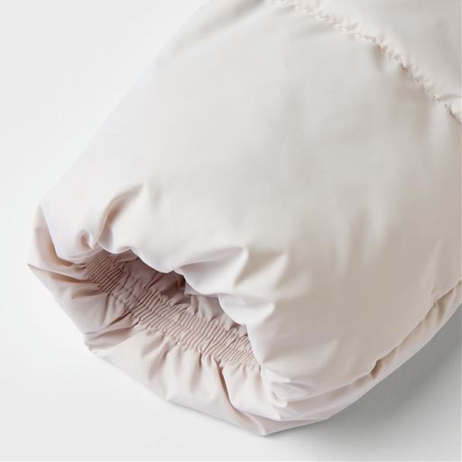 袖口の内側はゴム仕様で風をガード