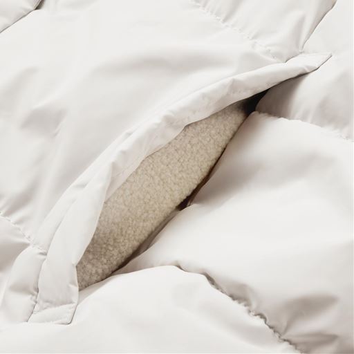 ポケット甲側はフリース仕立てで暖か