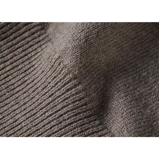 遠赤外線+蓄熱保温でぽかぽか 熱を吸収して衣服の熱を放出しすぎない糸を使用。鉱石を練り込むことで遠赤外線による保温効果を発揮。さらに蓄熱保温の機能で、温もりをキープします。