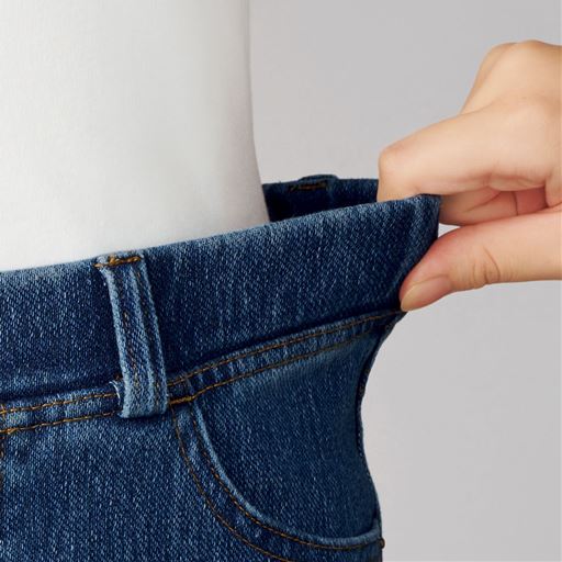 ウエスト総ゴム仕様でおなかまわりラクラク。ベルトループも付いた本格派