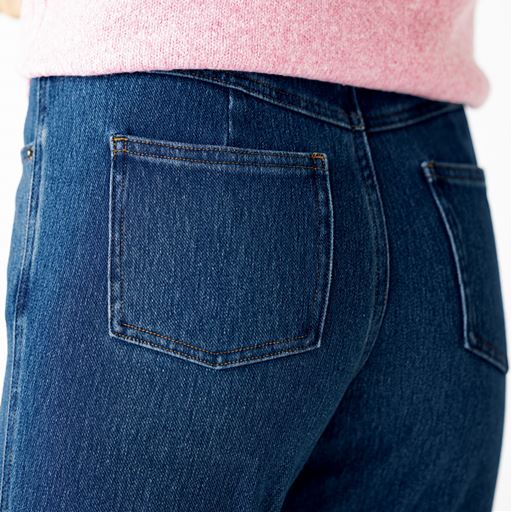 後ろポケットはハの字に高めに配置してヒップアップ見せ