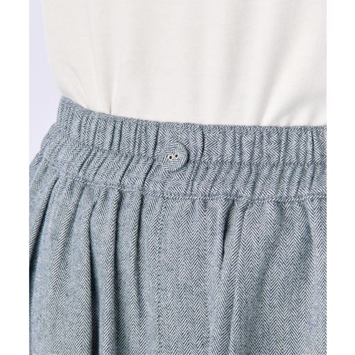 ウエストらくらく 総ゴム仕様 ウエストは総ゴム仕様で楽ちん。タック&飾りボタンの可愛いデザイン