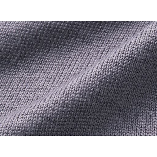 サッと羽織れるVネックカーデ。腰まわりもカバーするやや長めのロング丈で縦ラインを強調してスマートな印象に。アンサンブルでも着られてデイリー使いに便利。