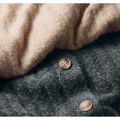 ミックス調の糸で軽やかに仕上げ優しい風合いに。縦ラインの編み地がすっきり見えと着映えを叶えます。